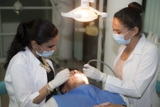 Doctoras atendiendo paciente