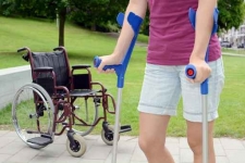 El tratamiento puede ser conservador o quirúrgico dependiendo del tipo de fractura; sin embargo, en ambas decisiones, la rehabilitación es muy importante para volver a recuperar la funcionalidad. Rehabilitación después de cirugía.