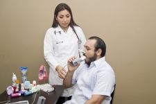 Estudio indoloro del volumen y ritmo del flujo de aire dentro de los pulmones. Se utiliza con frecuencia para evaluar la función pulmonar en las personas con enfermedades pulmonares obstructivas o restrictivas tales como asma o fibrosis quística.