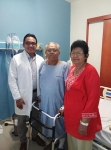 Paciente feliz y en proceso de recuperación después de cirugía exitosa de columna vertebral.