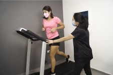 Somo especialistas en el tratamiento de lesiones de meniscos (meniscopatía), ligamentos cruzados y ligamentos colaterales de la rodilla. Ofrecemos fisioterapia dirigida por el médico especialista en medicina de rehabilitación