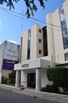 Vista de lateral del edificio ANEXO del Centro Médico de las Américas (CMA) entrando por la Av. Pérez Ponce y dando vuelta a su derecha. Le queda a lado de URGENCIAS del CMA.