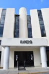 Vista de frente del acceso al edificio ANEXO del Centro Médico de las Américas (CMA).