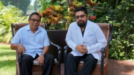 Dr. Moisés Hernández Hernández con paciente